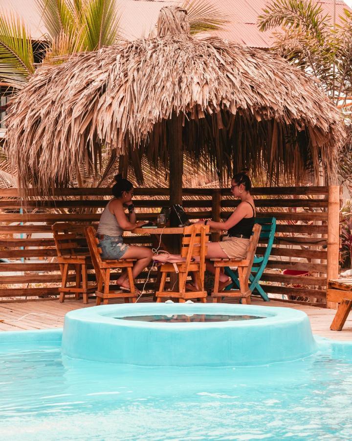 El Zoo Hostel, Bar & Pool Паломино Екстериор снимка