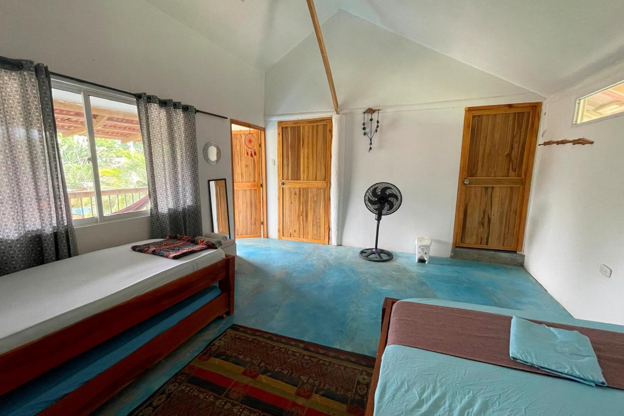 El Zoo Hostel, Bar & Pool Паломино Екстериор снимка